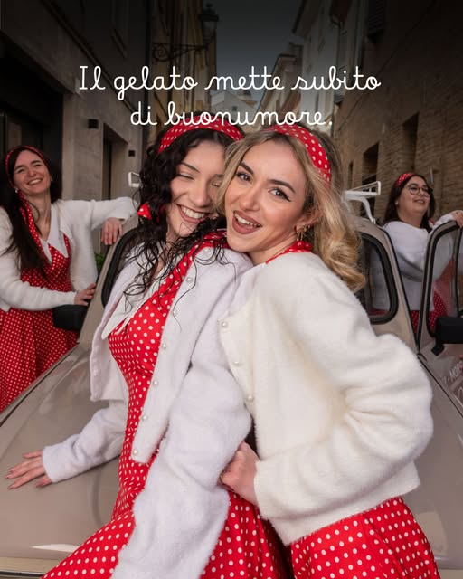 Gruppo in abiti vintage anni '60 davanti alla bottega
