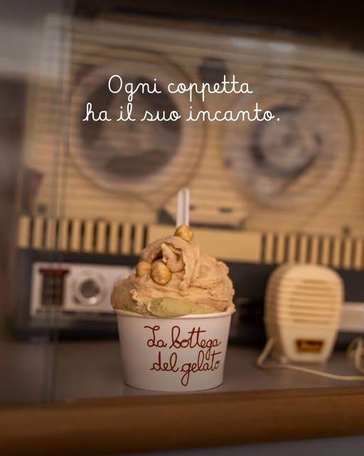 Coppetta di gelato tra vecchie radio vintage nella bottega