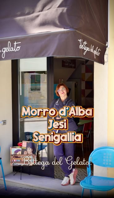 Ingresso della bottega di Senigallia con tenda blu