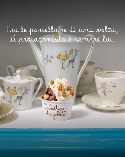 Coppetta di gelato servita tra porcellane d'epoca